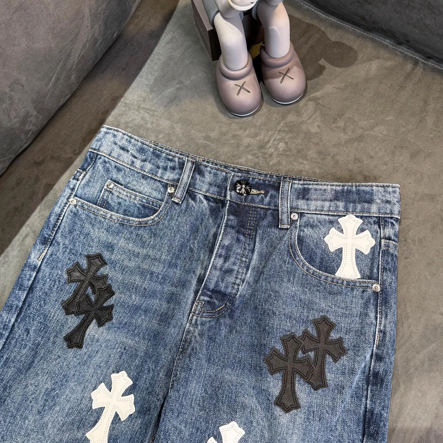 P270 ChromeHearts Chrome washed blue black and white leather straight pants, ceiling-level jeans, a pair is hard to find at the counter‼ ️About Zangyin✅This is an extremely luxurious fashion brand that can also be called the aristocracy of the high street. It has always been an exclusive brand for some hipsters or rich second generations. The color of this model is already very eye-catching by using a unique washed material. It is decorated with pink patch cross flowers, which cleverly highlights the charm of the brand. Secondly, this model adopts a classic high-waist cut design, which highlights the long legs and fashionable temperament of the upper body. The brand is highly recognizable and the slim-fitting configuration is more suitable for daily wear. The personality will be fashionable and the specifications can be seen at a glance. Materials and technology ✅ Needless to say, this point goes without saying. As an excellent craftsman brand, Zangyin's requirements for details and craftsmanship are really perfect. The washed color of this model has gone through a lot of processes, not to mention the embellishment of the denim appliqués. It is also purely handmade and sewn. Just like what they believe in, only handmade things have soul and have the meaning of wearing. A top-notch heavy-duty fashionable denim item, recommended by both hands‼ ️ Size: 28, 30, 32, 34, 36 (S-XXL) Color: blue Size reference: Pants length 100 102 104 106 106 Waist 72 76 80 84 88 Recommended weight S (about 110 pounds) M (about 120 pounds) L (about 140 pounds) XL (about 165) XXL (about 185)